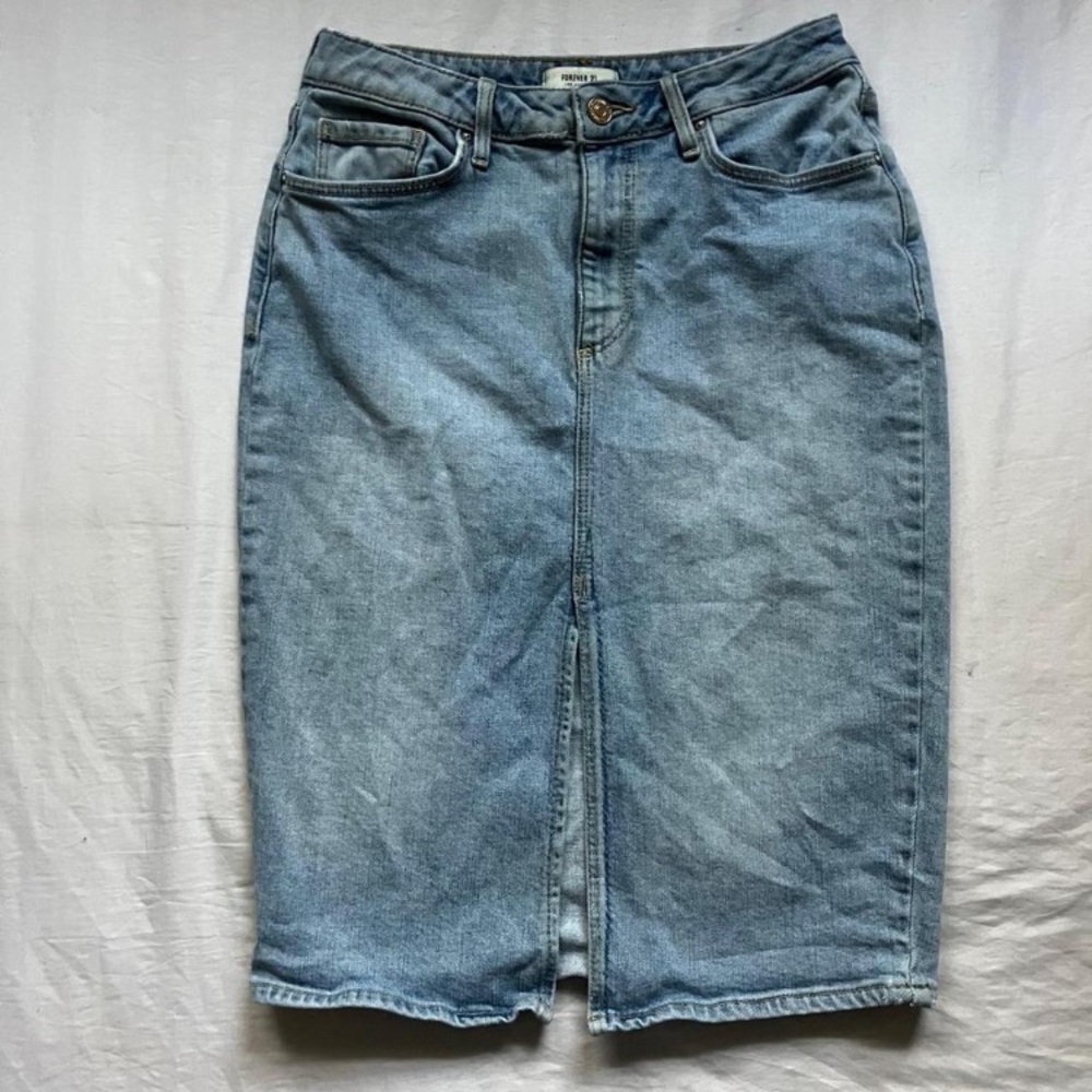 Forever 21 knee length denim Mini Skirt w/ middle split
Waist Size: 27"